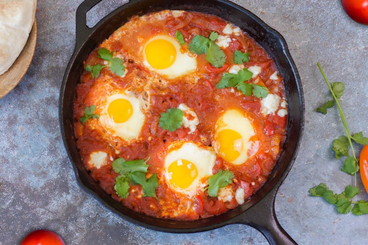 poached eggs in tomato sauce