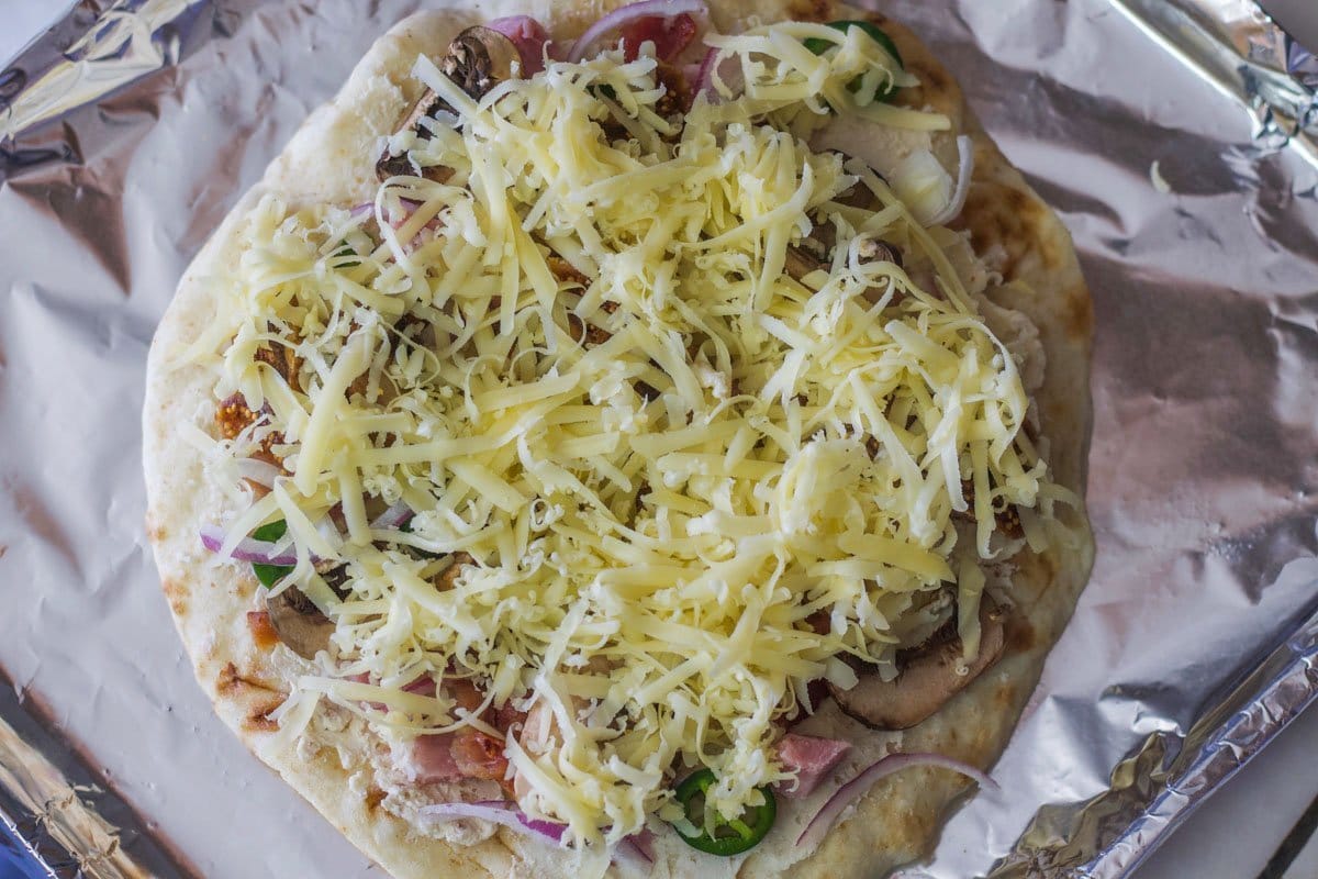 gourmet pizza fig and goat cheese