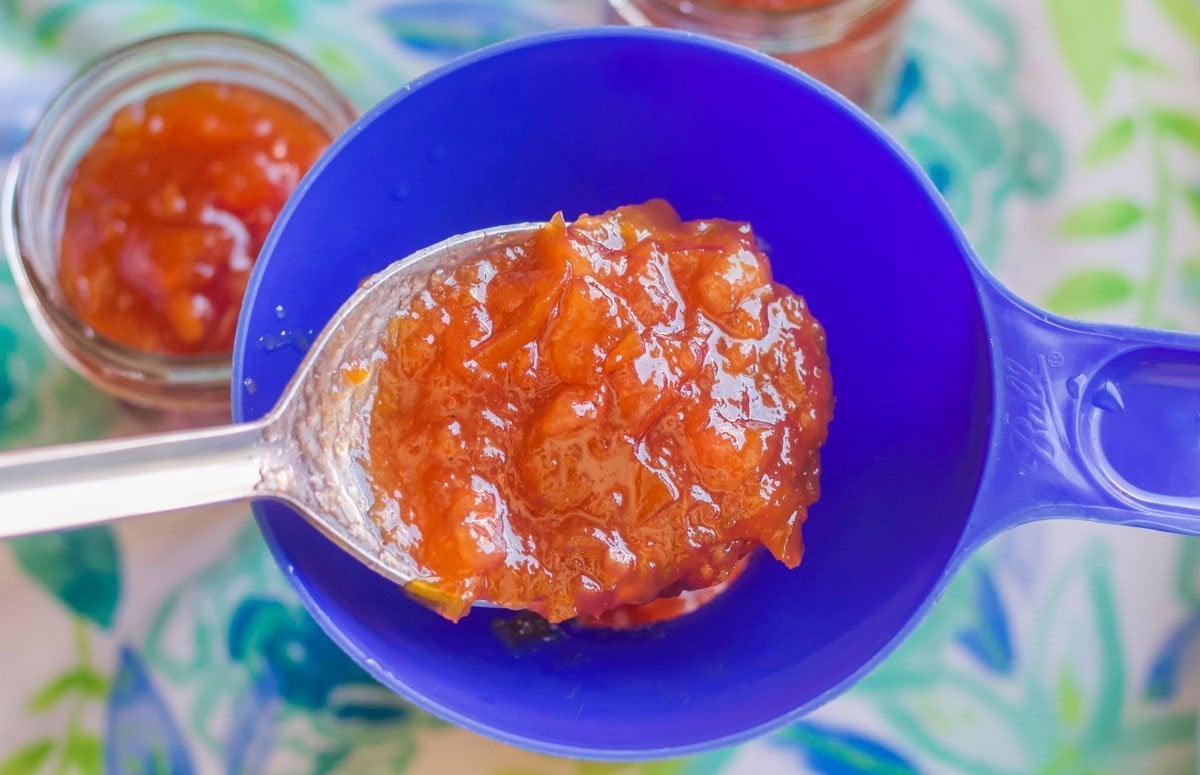 loquat jam being spooned into jars