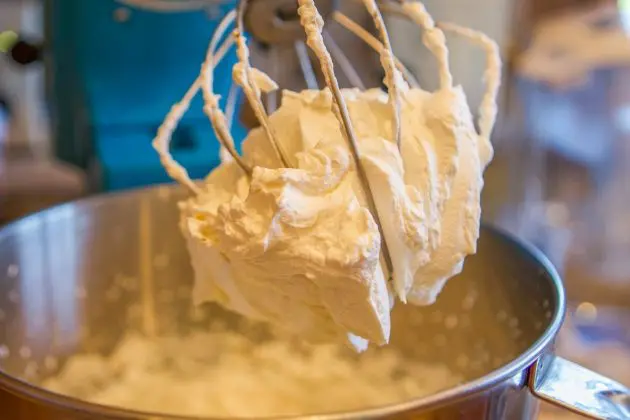 ホイップクリームは泡立て器で立ち往生