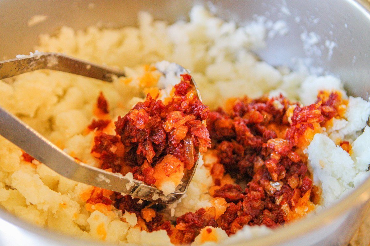 mashed potatoes with tomato sauce 