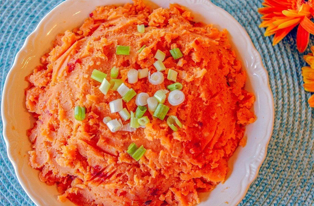 Assyrian Mashed potatoes in a white bowl