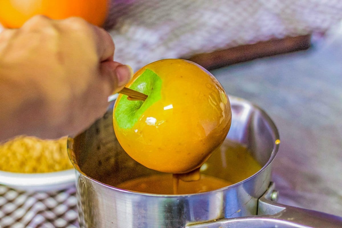 dipping caramel apples