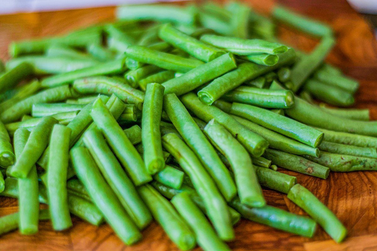 green beans on cutting board