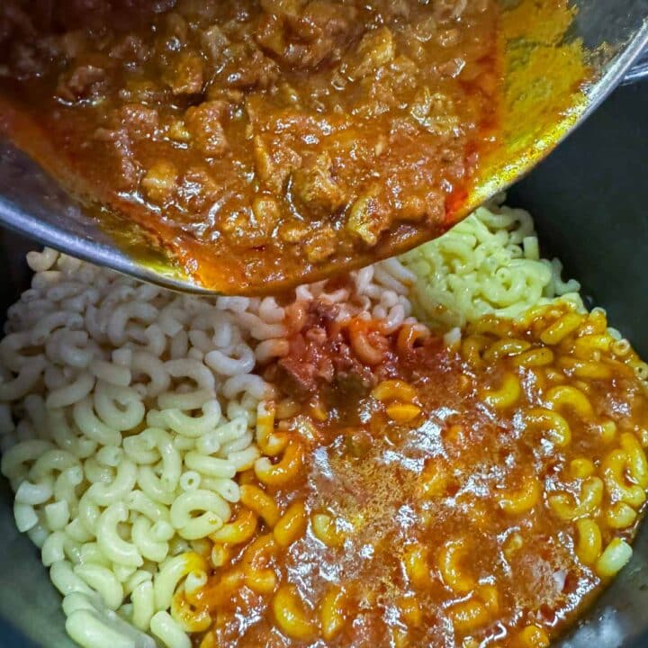 adding meat sauce to macarona 
