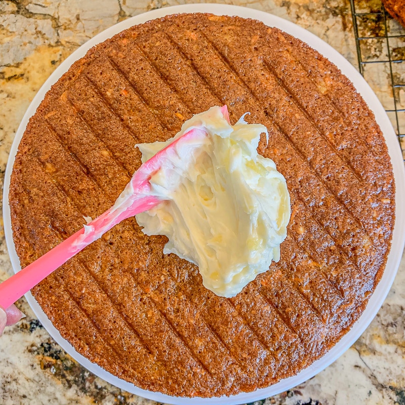 frosting  a round cake