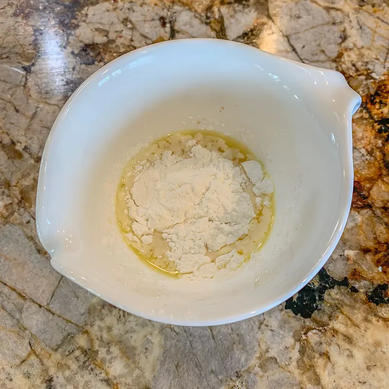 maisstivelse slurry i en liten kopp