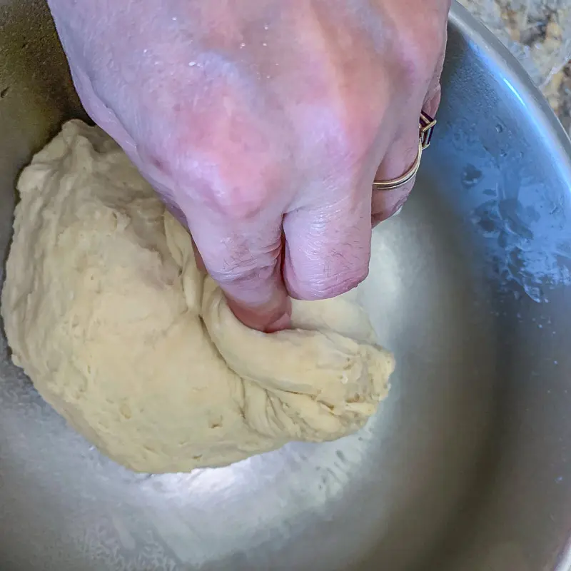 pliage de la pâte dans un bol