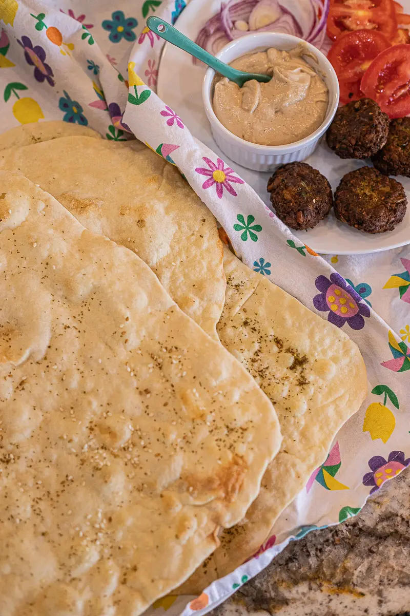 pain lavash avec houmous et olives à côté