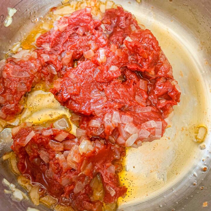 preparing dolma spicy sauce