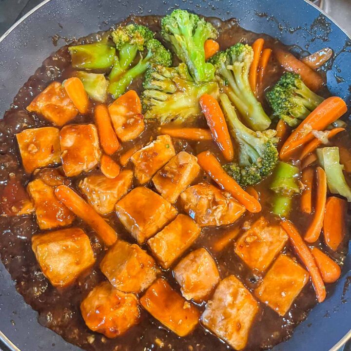 salmon, broccoli, and carrots in sauce for teriyaki salmon bowl