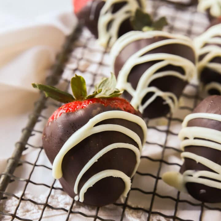 chocolate covered strawberries (Valentines day desserts)