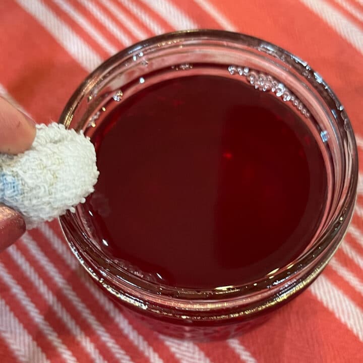 wiping rim off of jelly jar