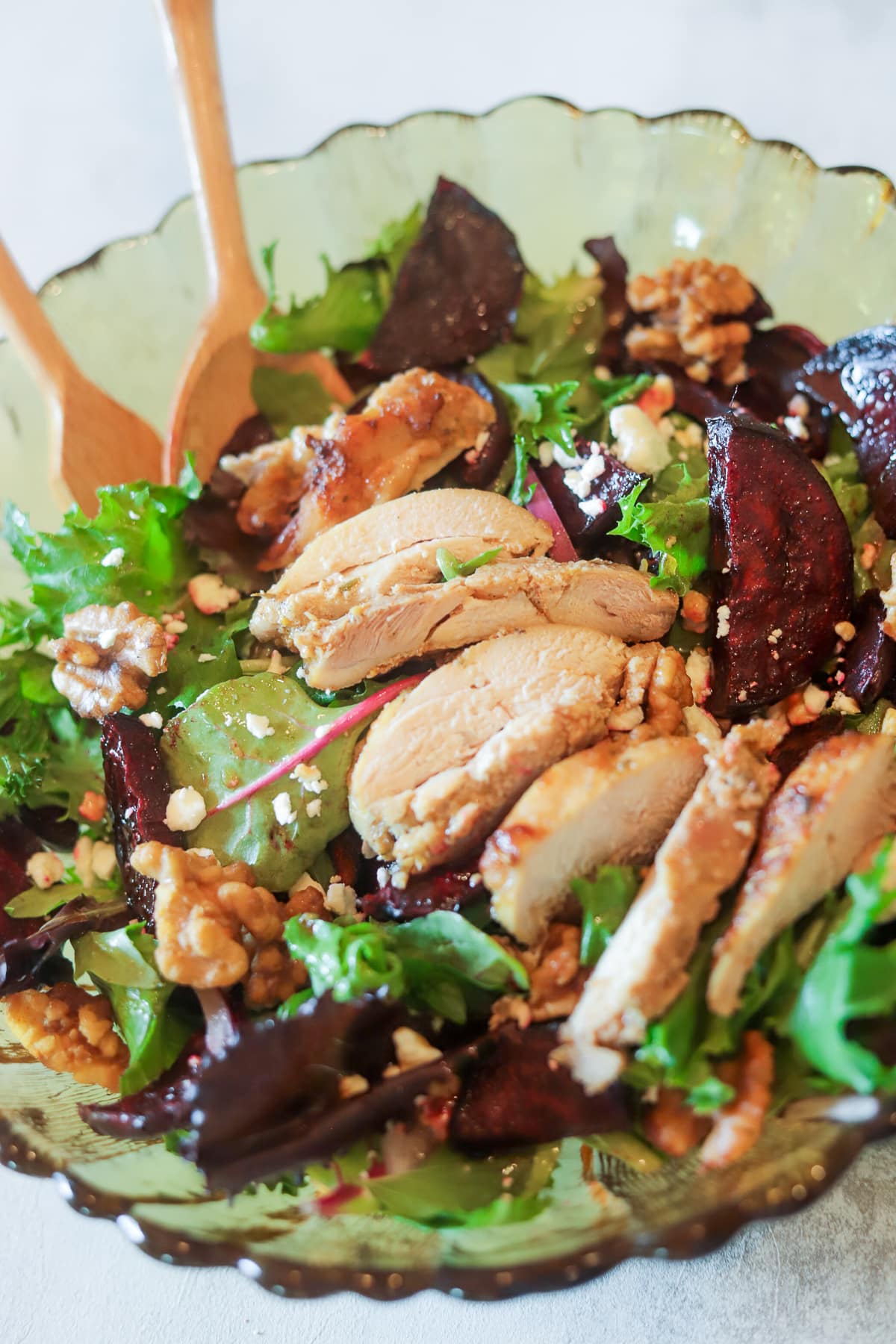 beetroot salad with sliced chicken onto