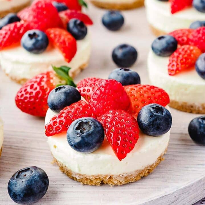 no bake mini cheesecakes with strawberries and blueberries