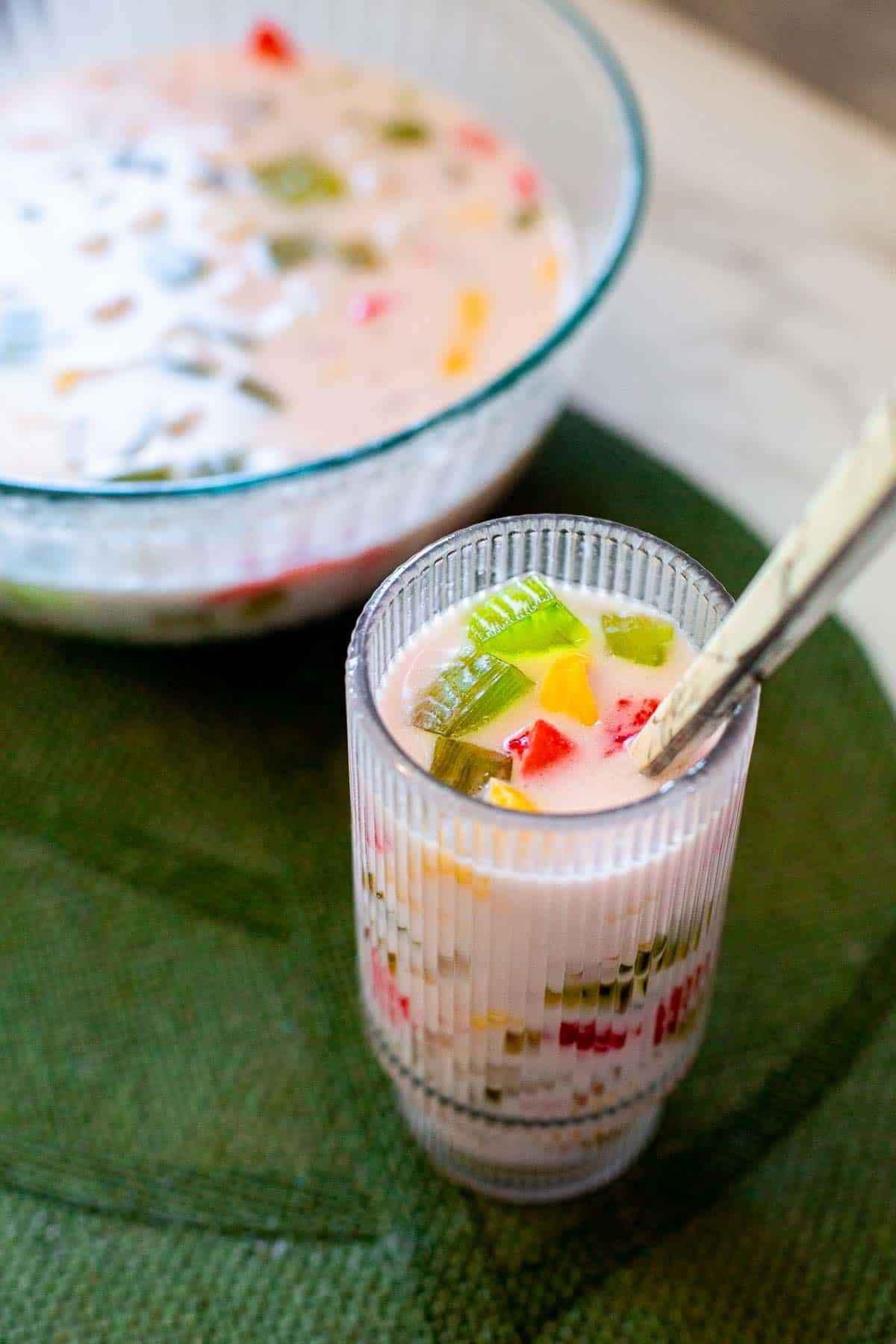 glass full of che Thai beside glass bowl full