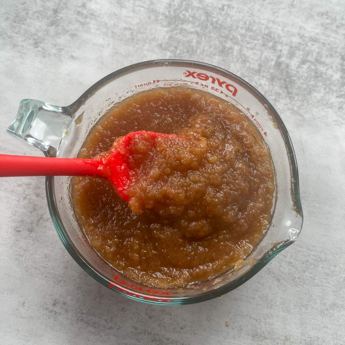 applesauce in a measuring cup