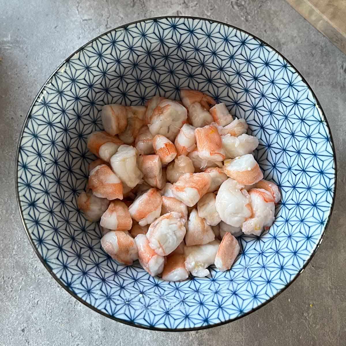 cooked prawns in bowl after draining