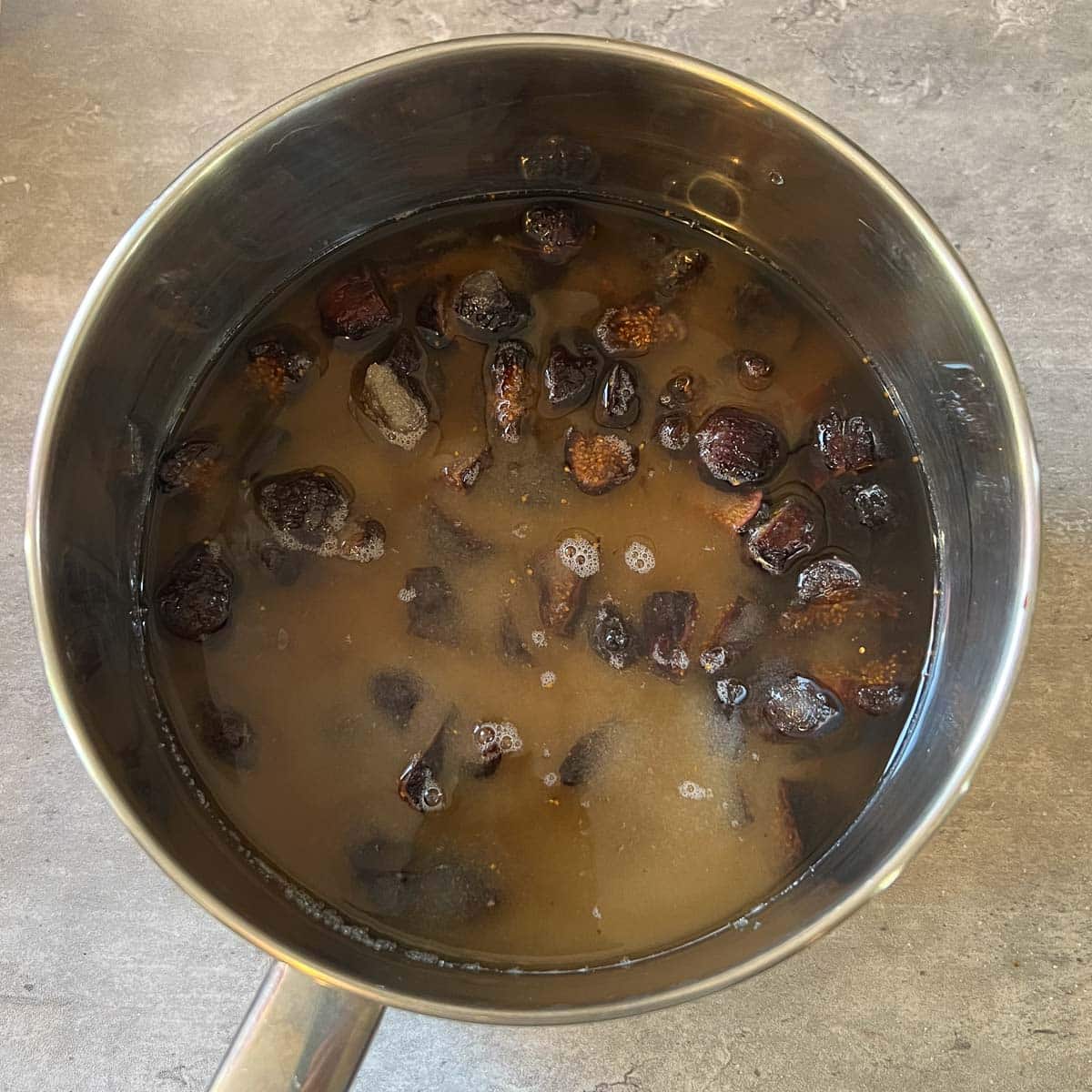 figs with water and suggar added to the pot
