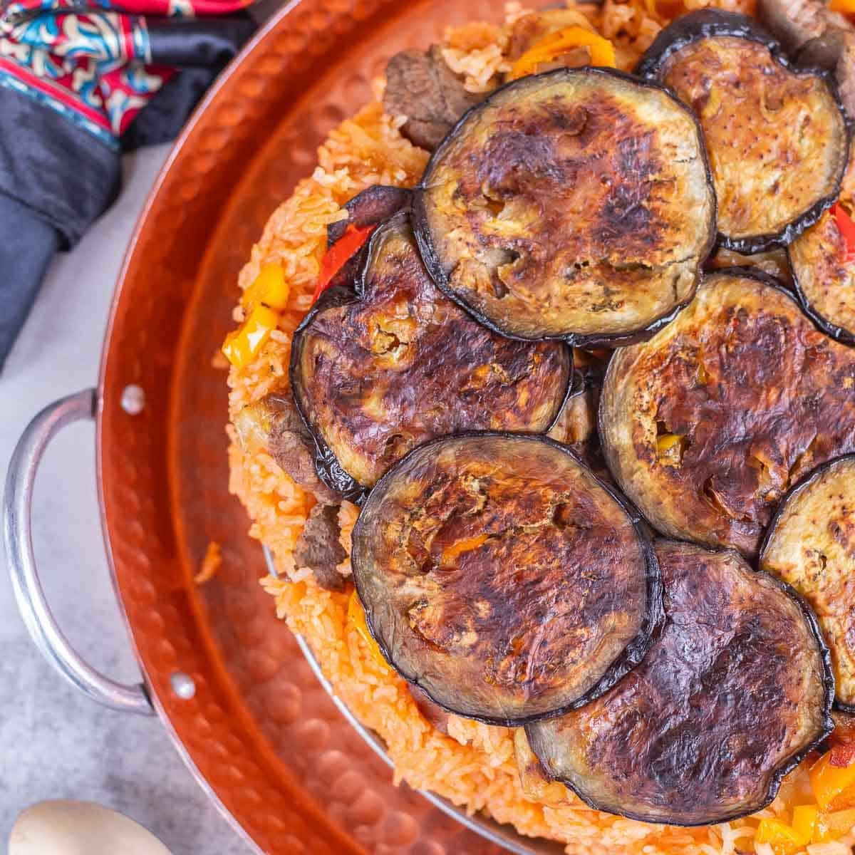 maqluba, upside down rice, top view