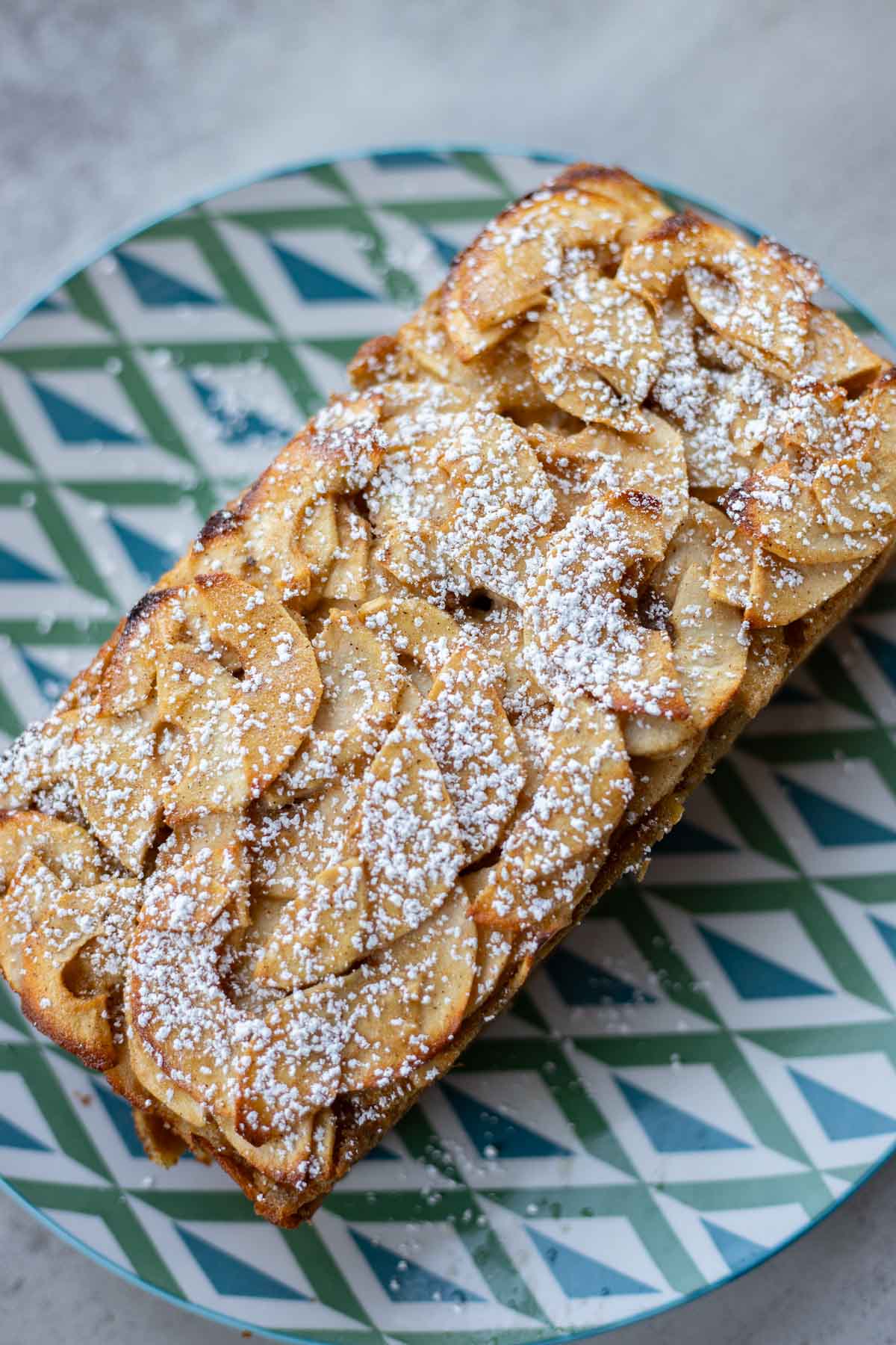 Gateau invisile sprinkled with powdered sugar. 