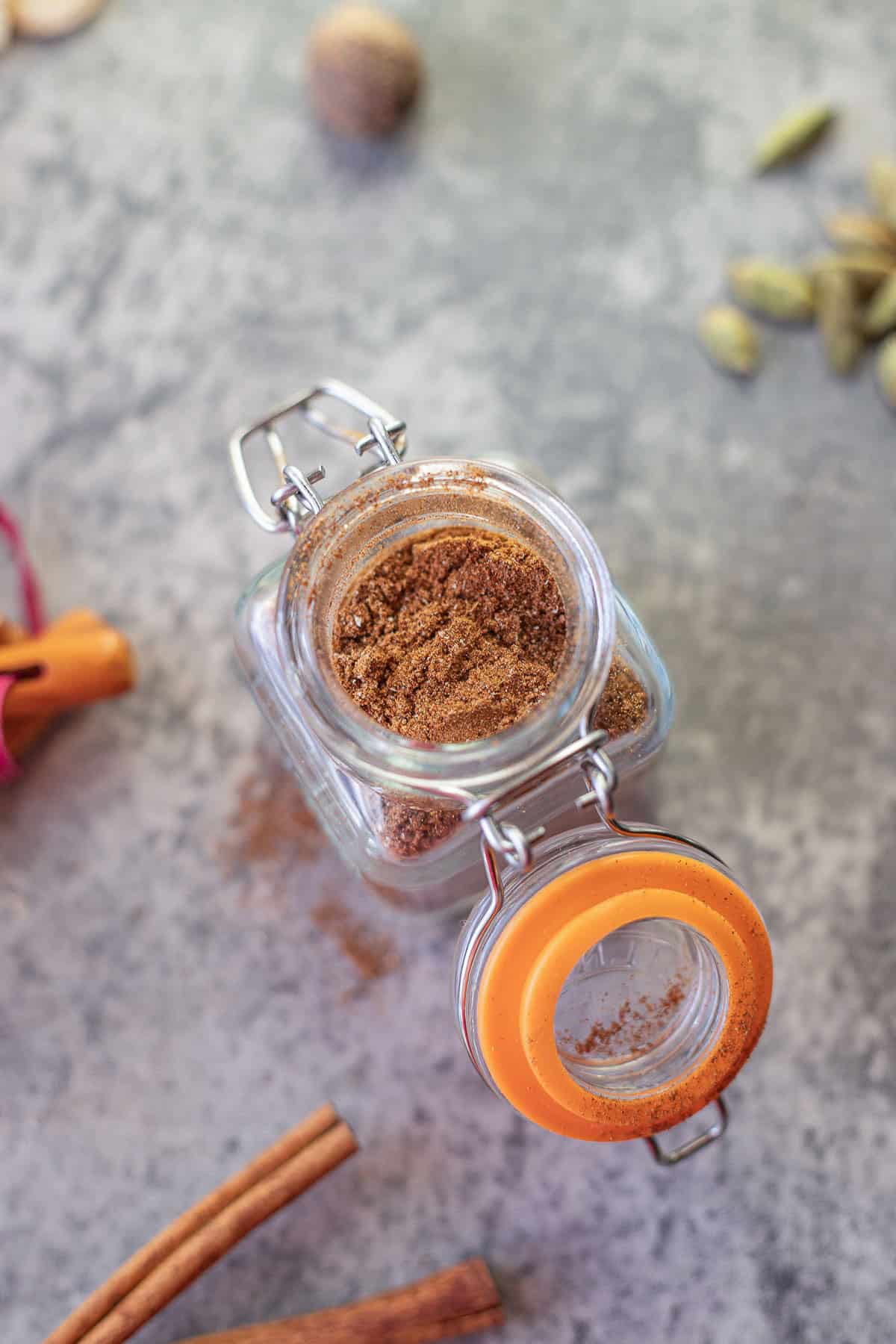 Lebkuchengewürz jar with whole spices around it