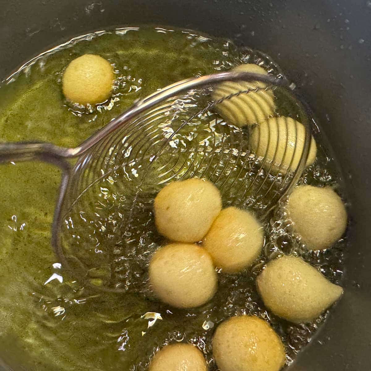 luqaimat frying in oil