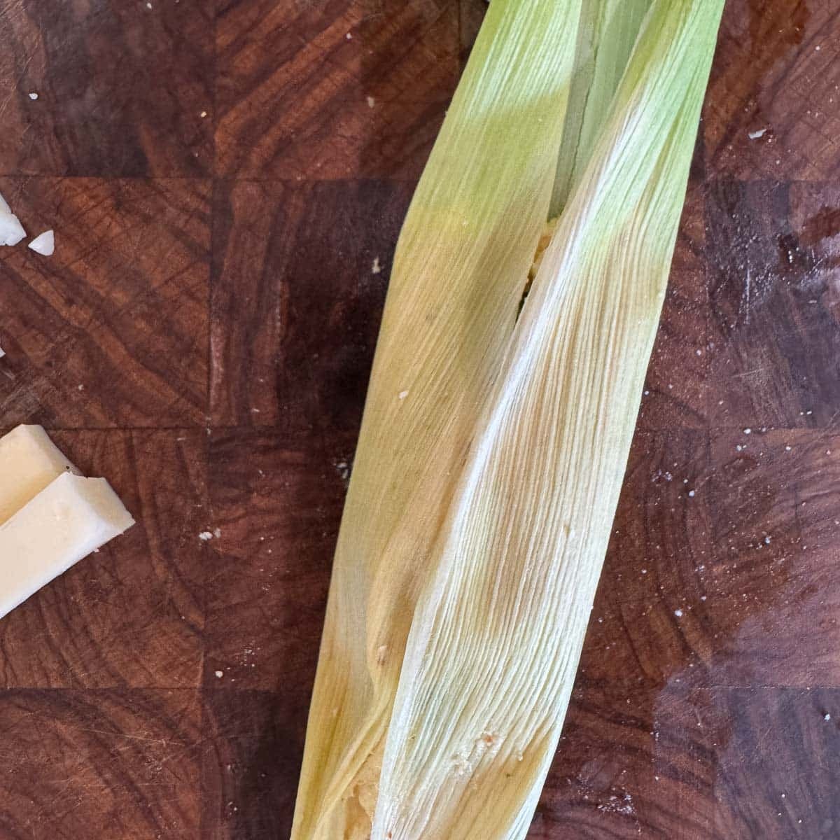 corn tamale on a cuttingboard